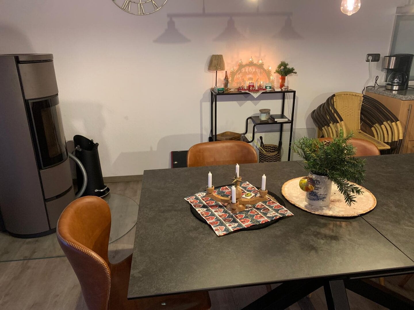 Gemütlicher Essbereich mit Kerzen und Dekorationen